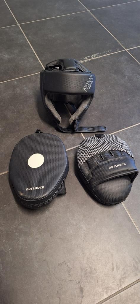 Casque de boxe et patte d'ours