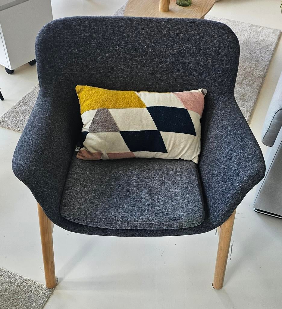 Chaise ikea en tissu gris et bois
