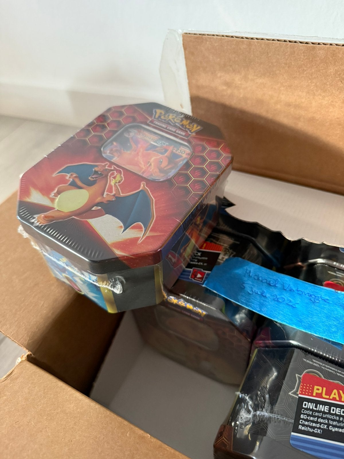 Hidden fates tins display volledige seal, Hobby en Vrije tijd, Verzamelkaartspellen | Pokémon, Ophalen, Gebruikt