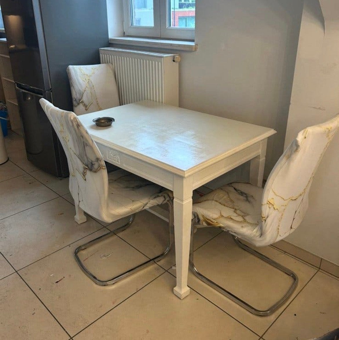 Keukentafel + 3 stoelen met wasbare hoes, Huis en Inrichting, Complete eetkamers, Ophalen, Zo goed als nieuw