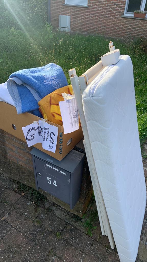 Gratis gratuit complet IKEA bed.  hoeslaken en matras., Enlèvement, Comme neuf