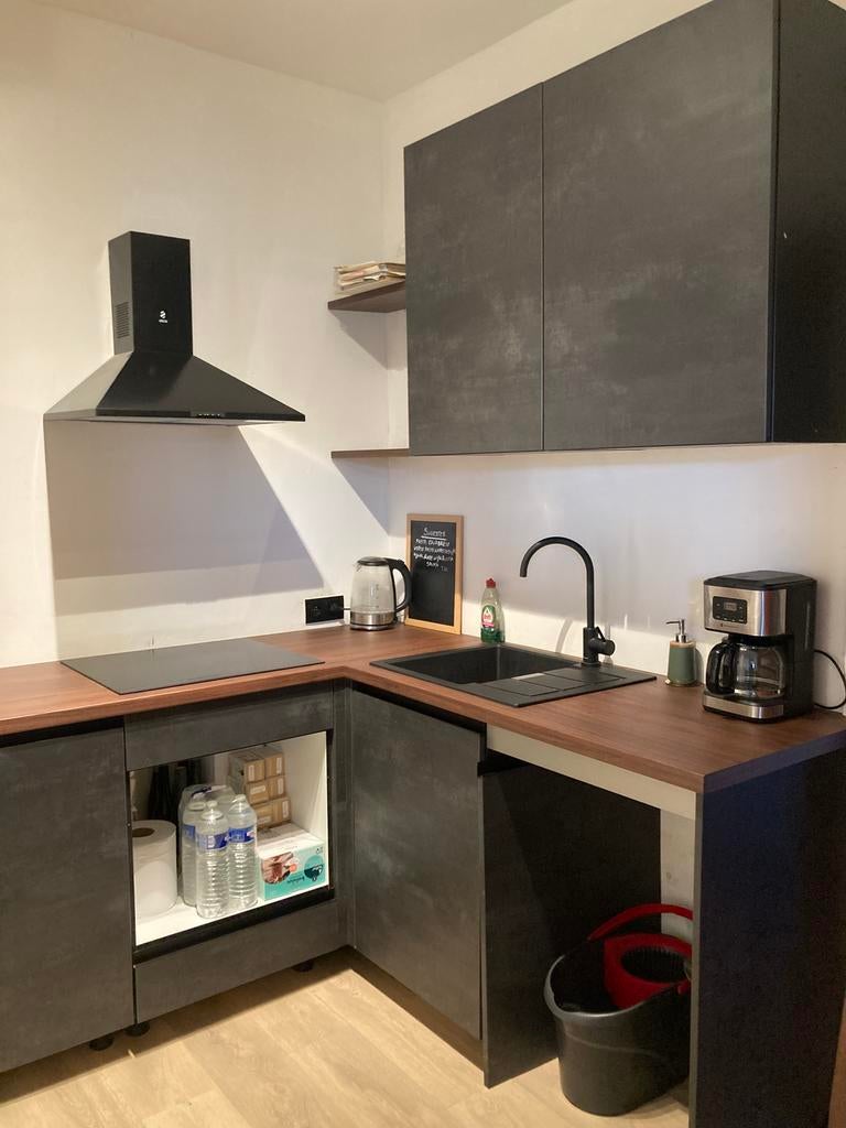 Strakke, moderne look (donkere kasten + houten werkblad), Maison & Meubles, Cuisine | Cuisines complètes, Comme neuf, Cuisine d'angle