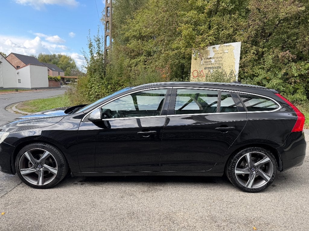 Volvo V60 D4 R-Design - Euro 6 - Automatique - toit ouvrant, Auto's, Automaat, https://public.car-pass.be/vhr/0d47661d-1d24-4f92-92a1-fea299929859