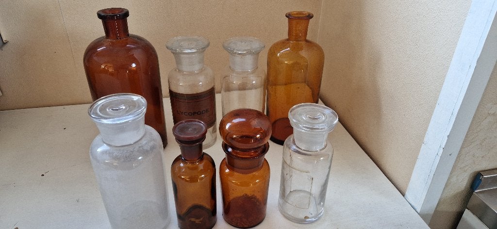 Bouteilles de pharmacie, Enlèvement