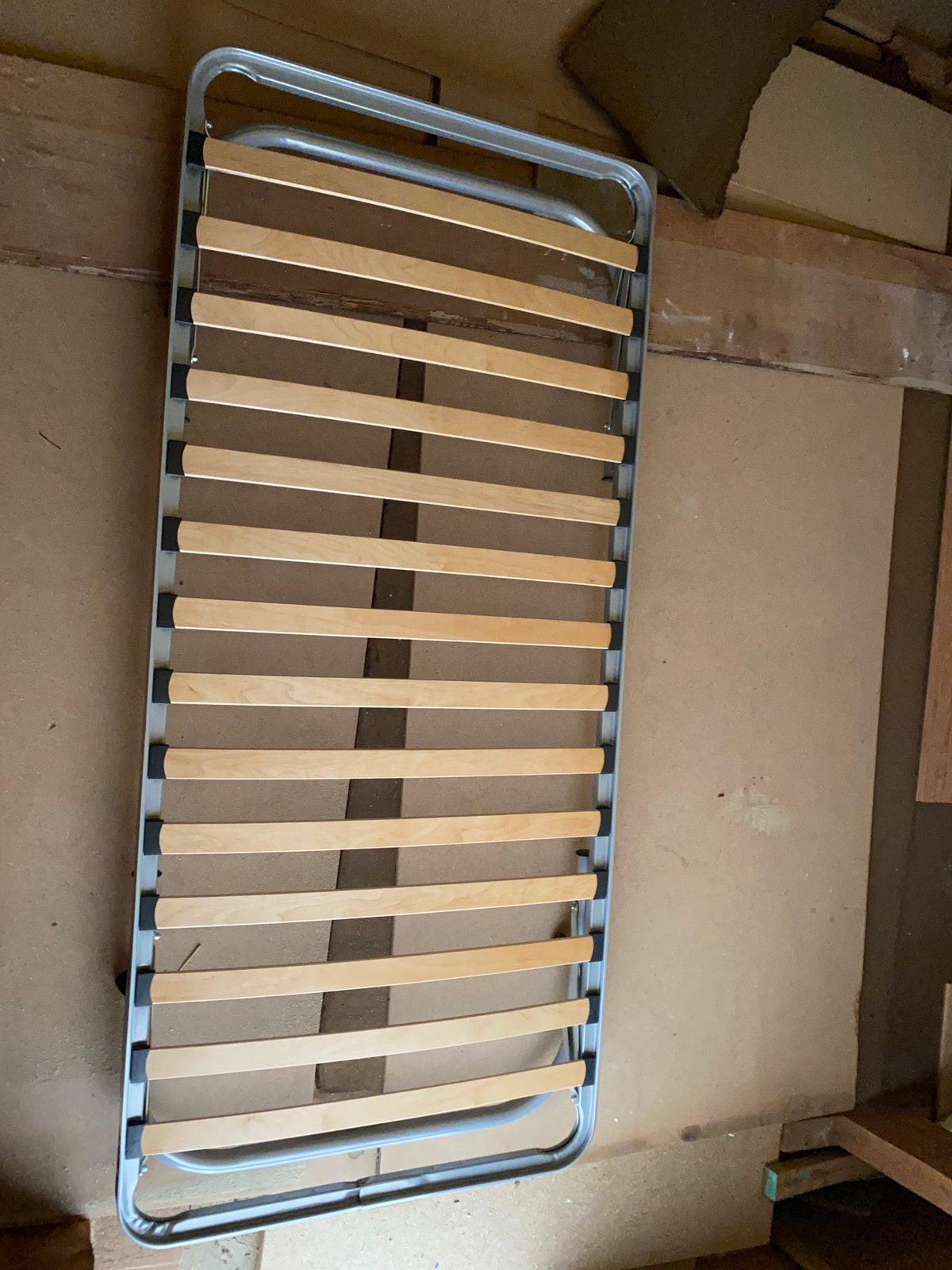1-persoons lattenbodem met metalen frame – goede staat, Huis en Inrichting, Slaapkamer | Matrassen en Bedbodems, Ophalen, Zo goed als nieuw