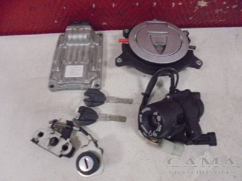 ENSEMBLE DE VERROU ET CYLINDRE DE PORTES Ducati, Dhr. S. di Majo, Utilisé, Info@cama-motorparts.nl, P.J. Troelstraweg 8 8
3144 CX  MAASSLUIS, NL