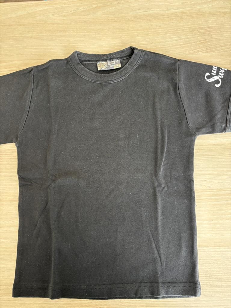 Zwarte t-shirt maat 122, Ophalen of Verzenden, Zo goed als nieuw, Jongen, Shirt of Longsleeve