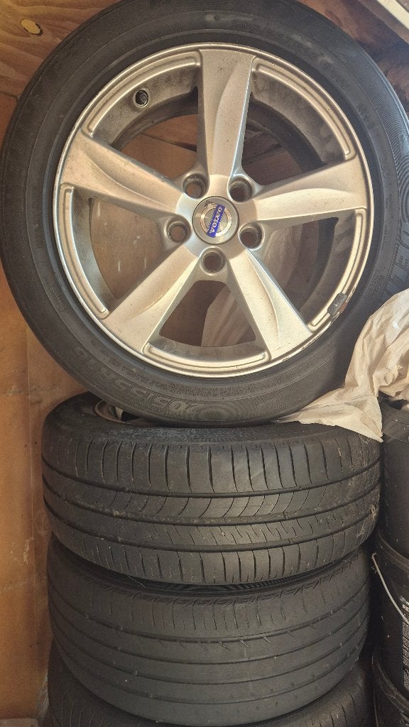 Originele Volvo 16 inch lichtmetalen velgen + banden, Autos : Pièces & Accessoires, Pneus & Jantes, 16 pouces, Véhicule de tourisme