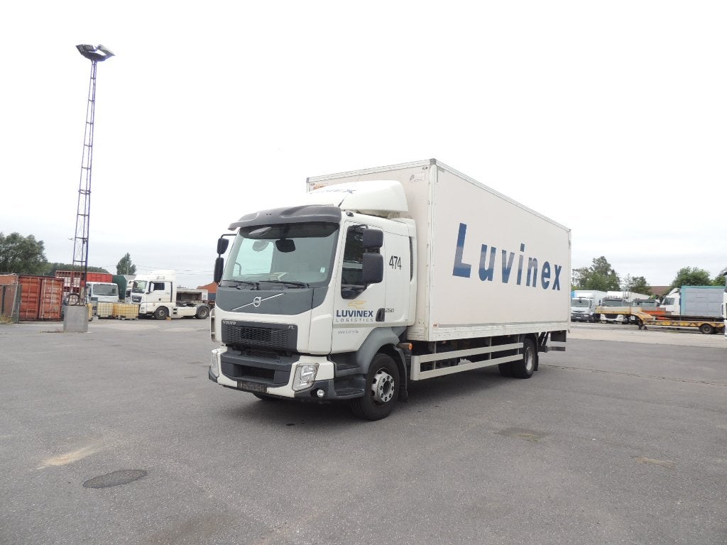 volvo fl 250 bakwagen laadklep 2015, Auto's, Vrachtwagens, Achterwielaandrijving, Wit, Bedrijf, 2 deurs