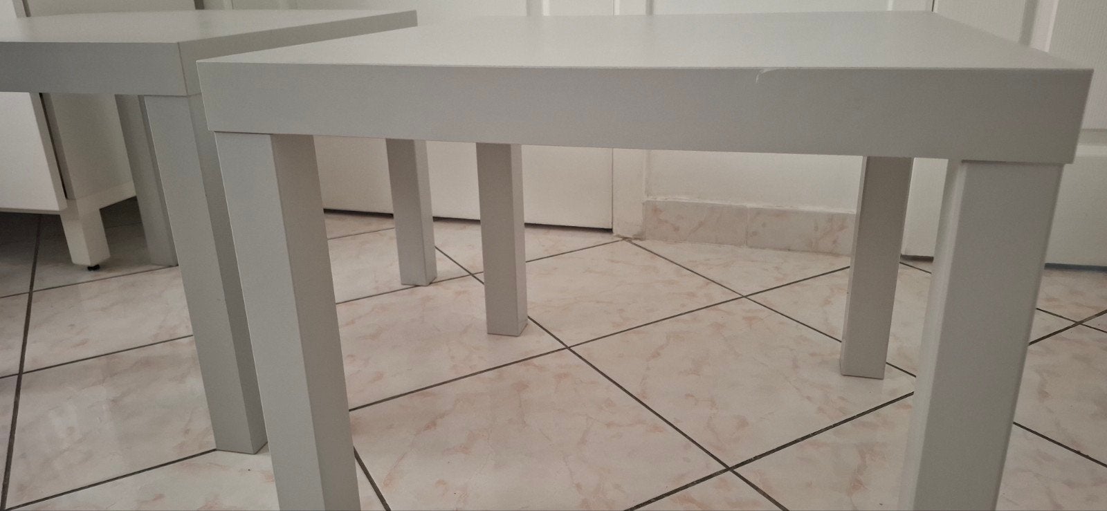 Petite table, Enlèvement