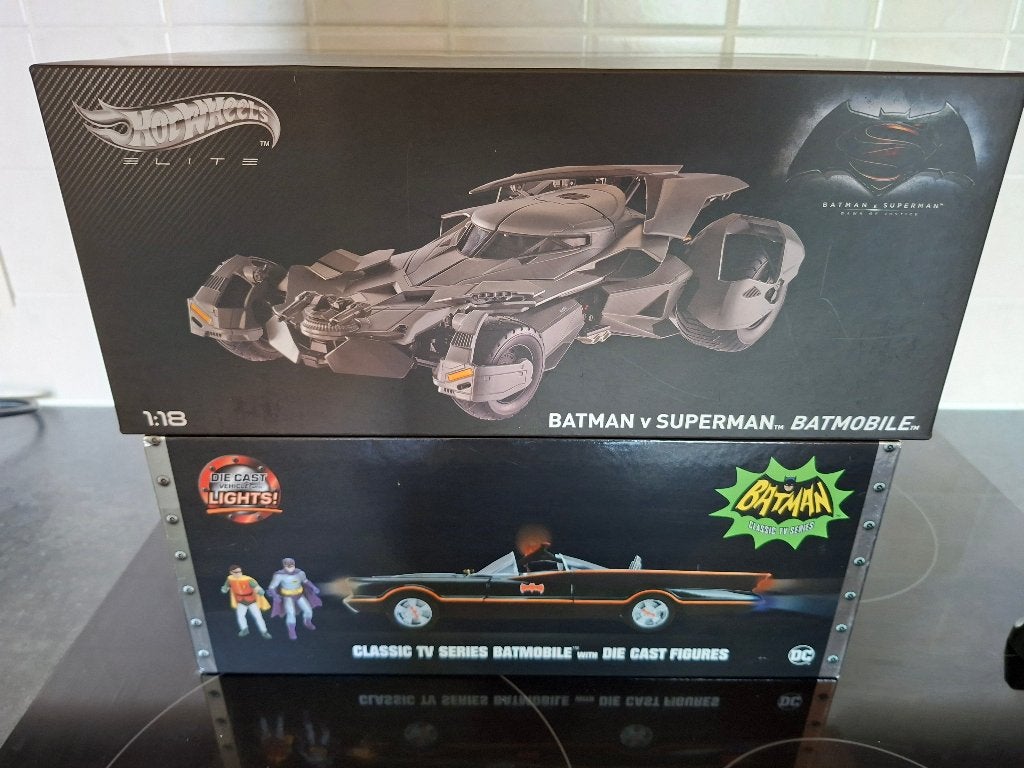 2 x Batmobiel 1:18, Hobby en Vrije tijd, Ophalen, Zo goed als nieuw