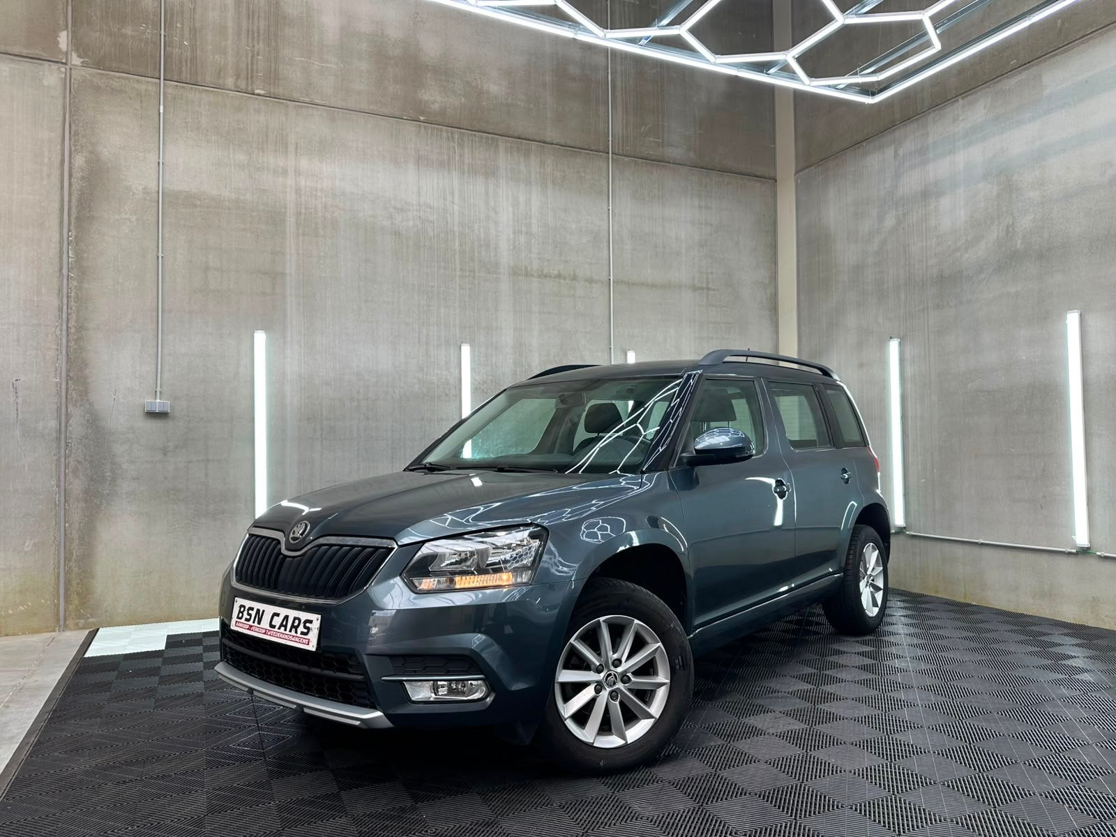 SKODA YETI/AUTOMAAT/BENZINE/PDC/NAVI/1EIGENAAR/GARANTIE, Auto's, Testrit aan huis, Stof, 5 deurs, Zilver of Grijs