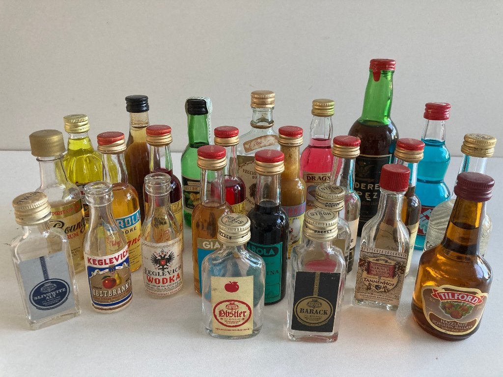 Lot vintage miniatuur flesjes sterke dranken en likeuren, Verzamelen, Ophalen of Verzenden, Gebruikt, Overige typen