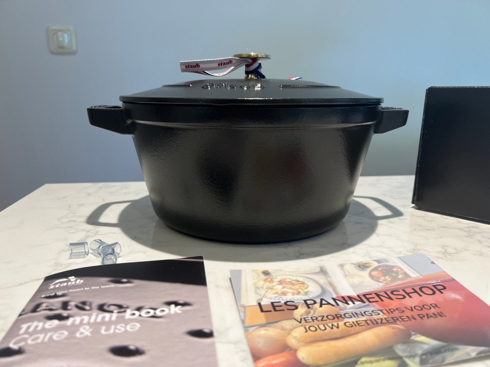 Nouvelle poêle Staub 24 cm noire mate dans la boîte, Maison & Meubles, Cuisine | Casseroles & Poêles, Neuf, Enlèvement ou Envoi