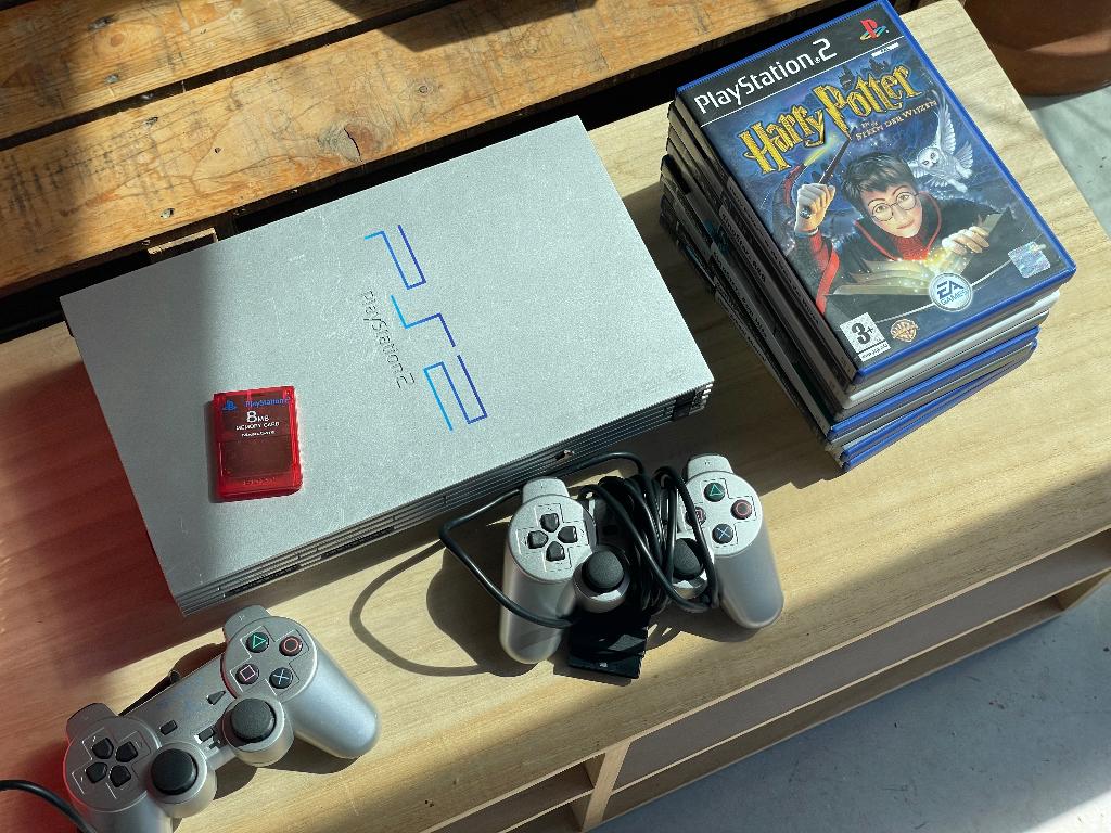 PS2 SCPH-500004 Zilver, Games en Spelcomputers, Spelcomputers | Sony PlayStation 2, Gebruikt, Phat, Met games, Met 2 controllers