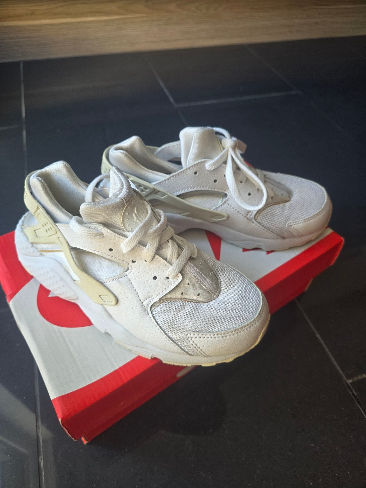 Basket Nike Huarach pointure 33.5, Enfants & Bébés, Enlèvement