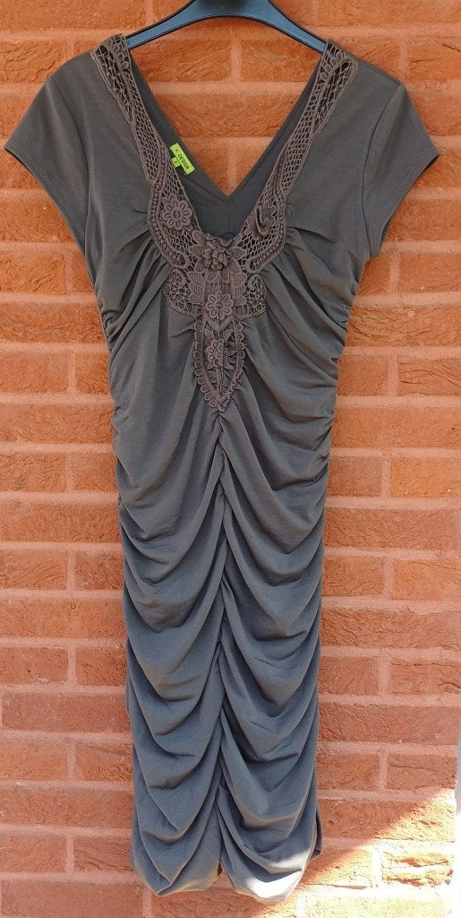 Grijze stretch jurk K-Design S 36, Kleding | Dames, Jurken, K-design, Ophalen of Verzenden, Zo goed als nieuw, Knielengte