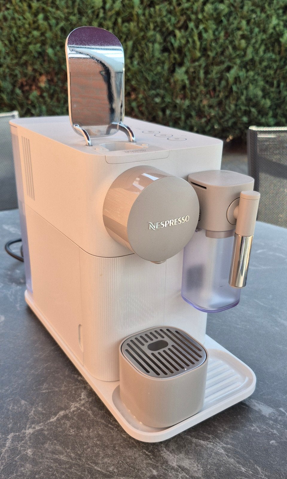 Deloghi Nespresso Lattissima, Ophalen, Koffiepads en cups, Koffiemachine, Zo goed als nieuw