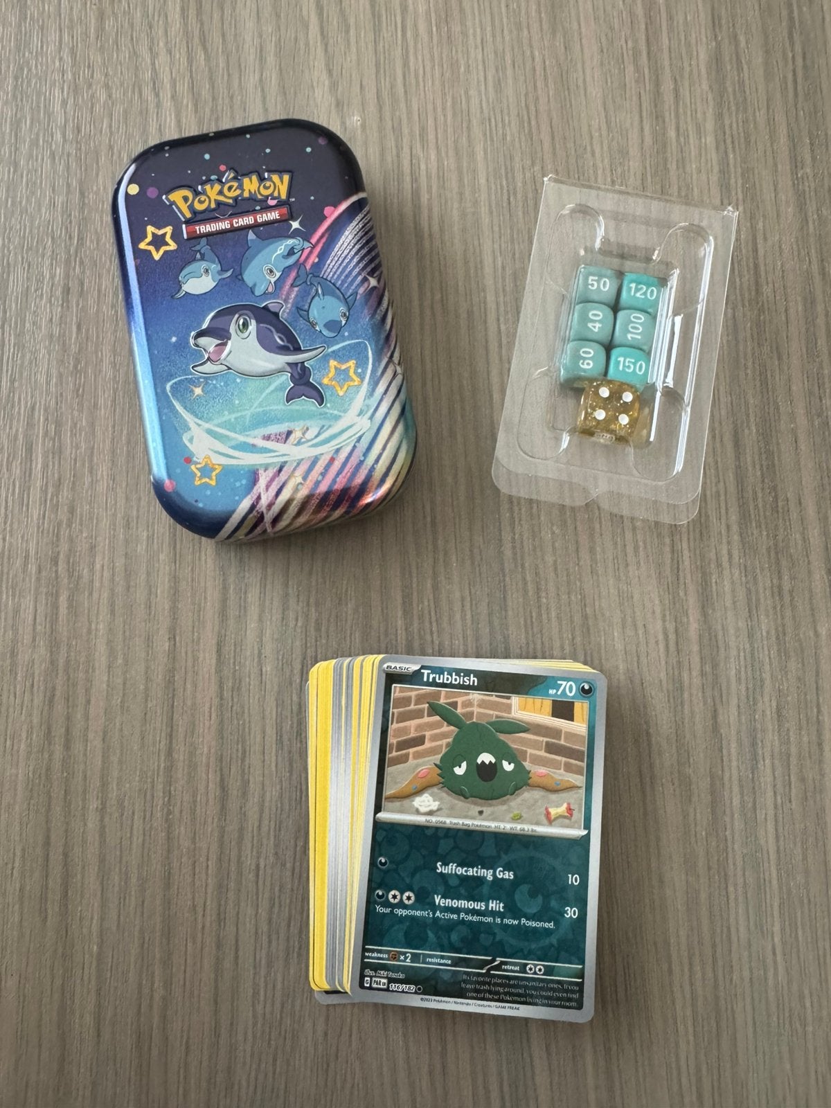 Mini boîte Pokémon remplie de cartes et d'un cadeau, Enlèvement ou Envoi, Comme neuf