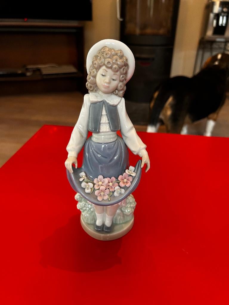 porseleinen beeldje Nao, meisje met bloemen in haar rok, Antiek en Kunst, Ophalen of Verzenden