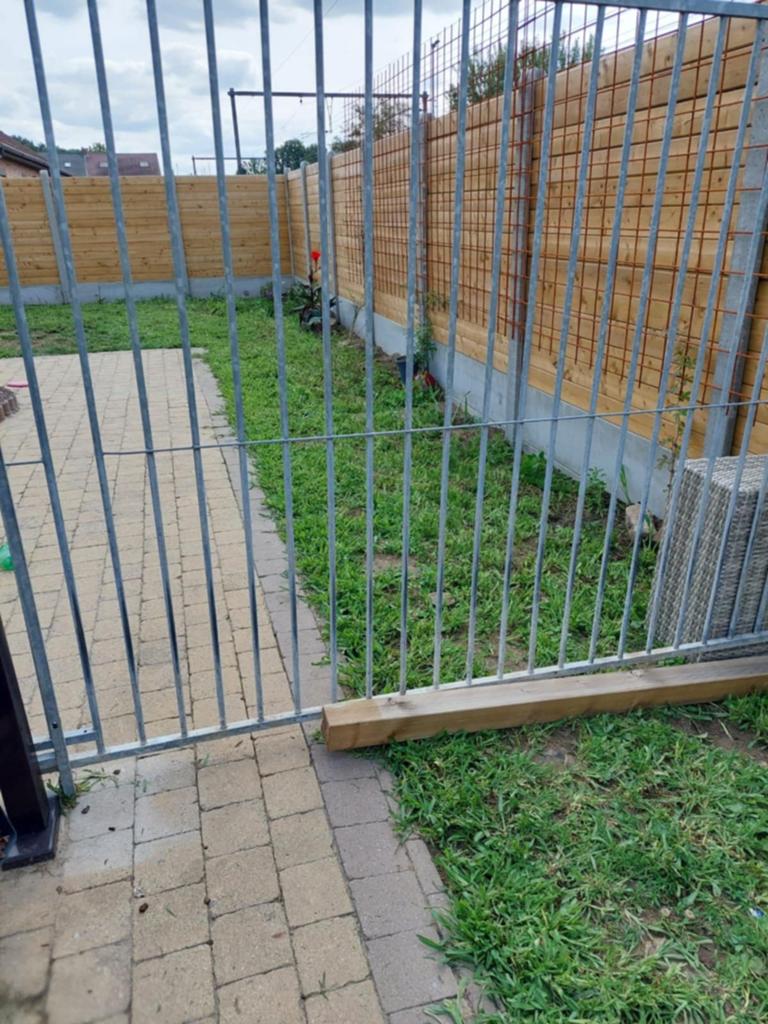 Honden ren met deur, Ophalen of Verzenden, Zo goed als nieuw