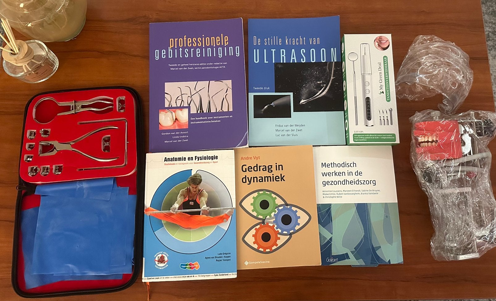 Mondzorg boeken & materiaal, Ophalen, Zo goed als nieuw
