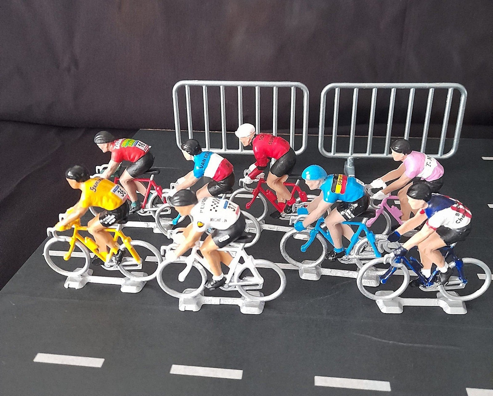 Miniatuur wielrenners met retro truitjes, Ophalen of Verzenden