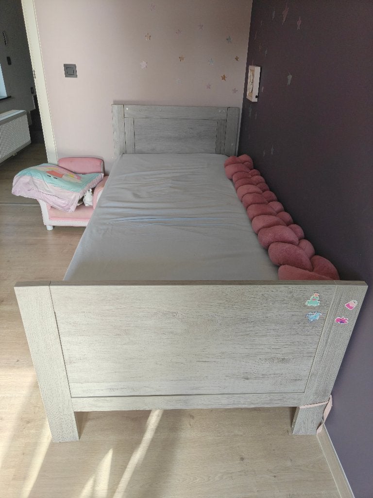 Bed 90 x 200 cm + matras, Huis en Inrichting, Ophalen, 90 cm, Eenpersoons, Bruin