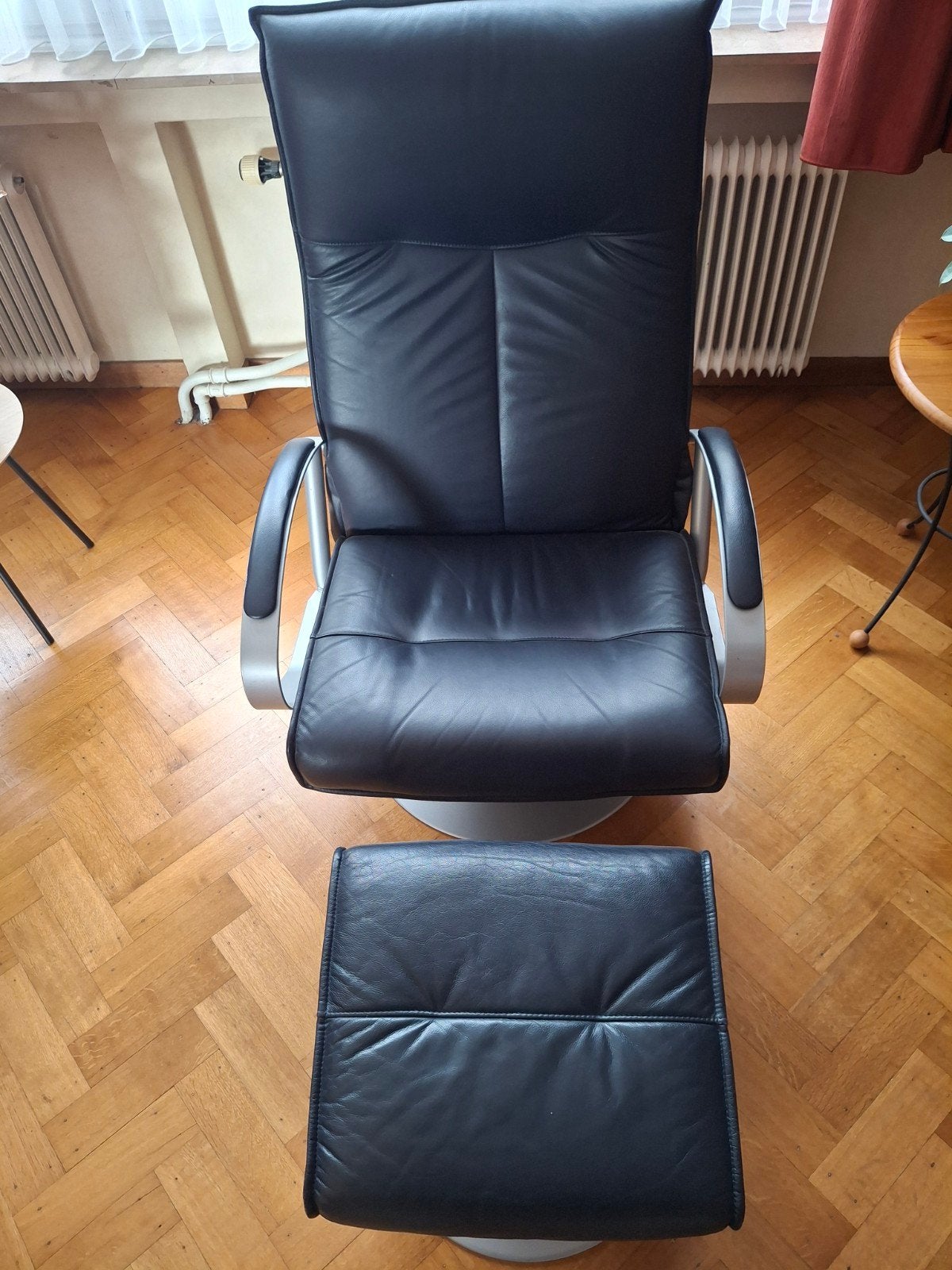 Fauteuil en cuir bleu foncé avec repose pieds, Enlèvement, Utilisé, Cuir, Tijdloos