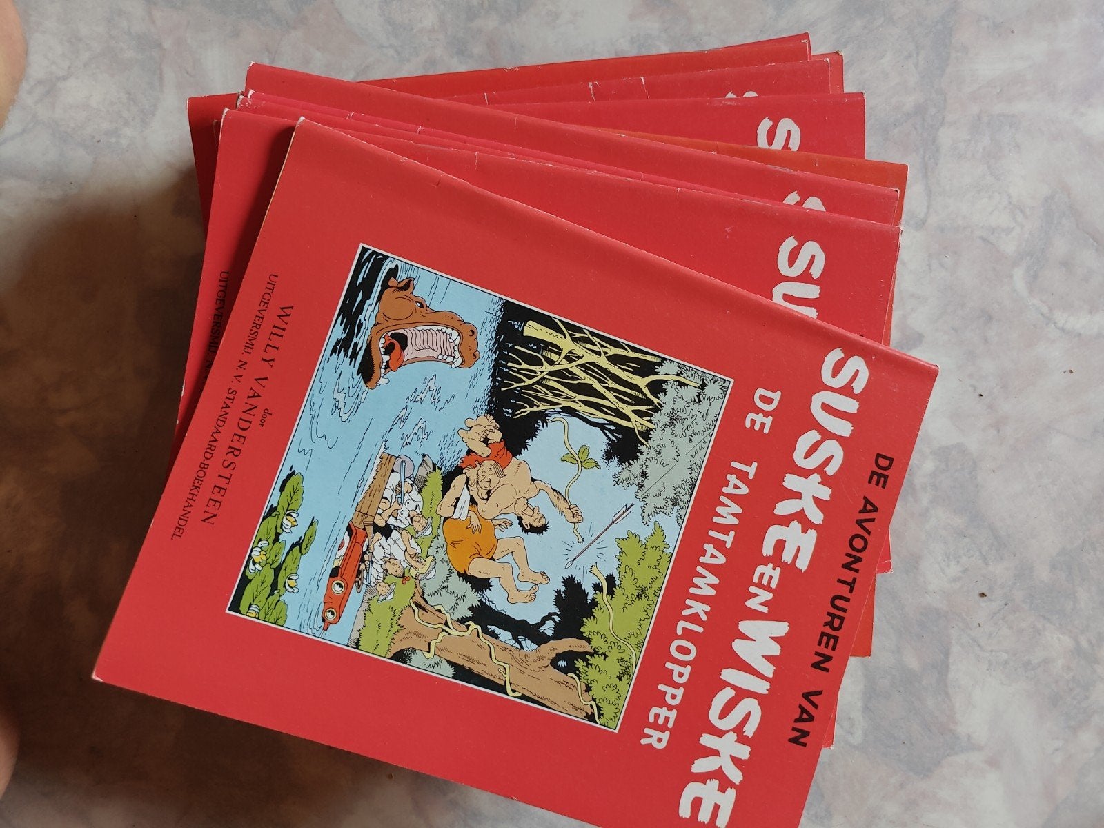 25 Suske en Wiske strips (blauw-rood), Boeken, Meerdere stripboeken, Ophalen of Verzenden, Zo goed als nieuw, Willy Vandersteen