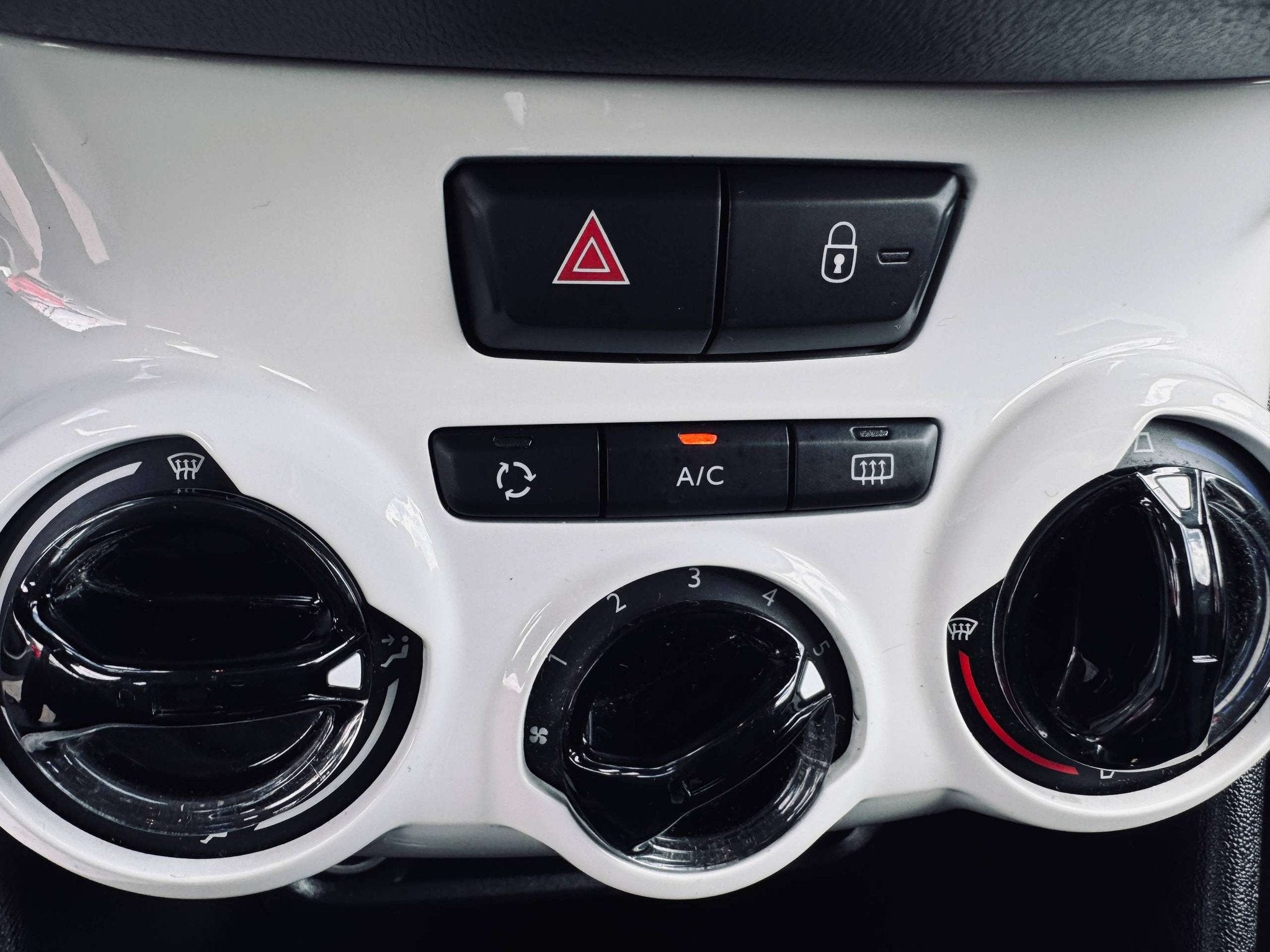 Peugeot 208 208 1.2i essence Like S, Garantie 1 an, Autos, Peugeot, Argent ou Gris, Achat, 50 kW, Euro 6