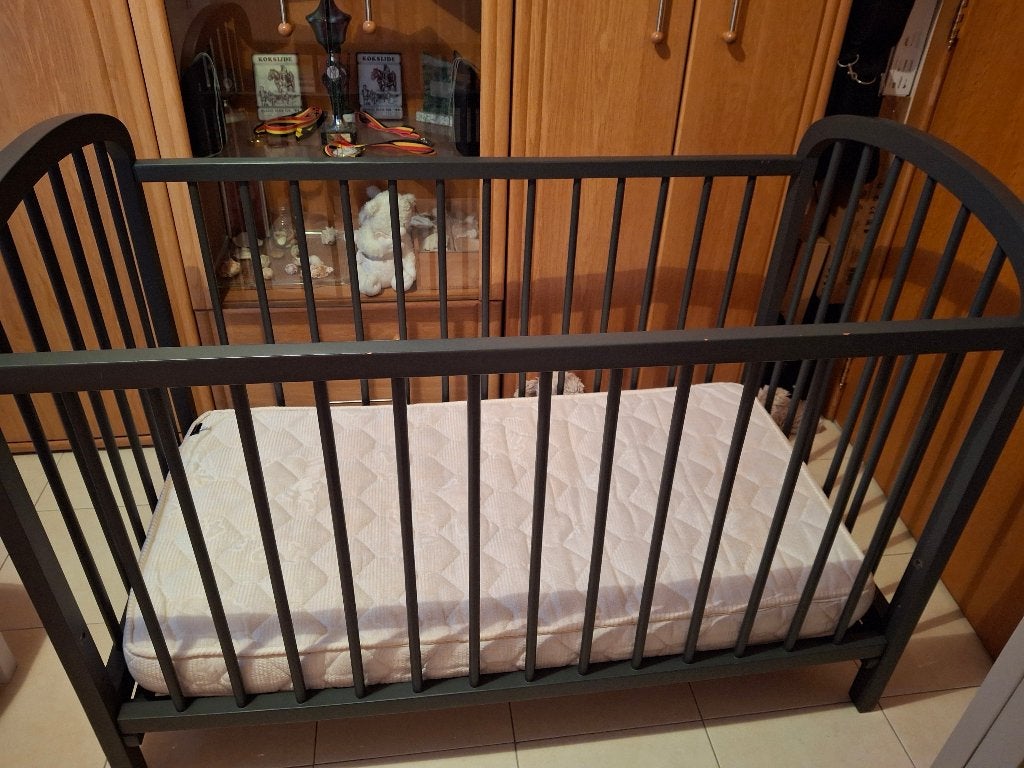 GRATIS: kinderbedje met matras, Kinderen en Baby's, Kinderkamer | Bedden, Ophalen, Gebruikt, Minder dan 140 cm, Matras