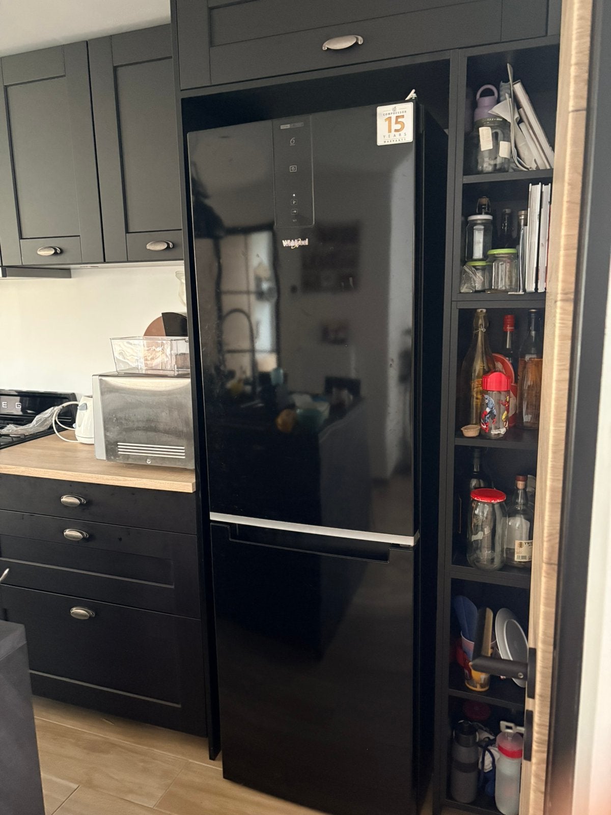 Whirlpool W7 8210 K zwarte koelkast met vriesvak, Ophalen, Gebruikt, 200 liter of meer, 60 cm of meer
