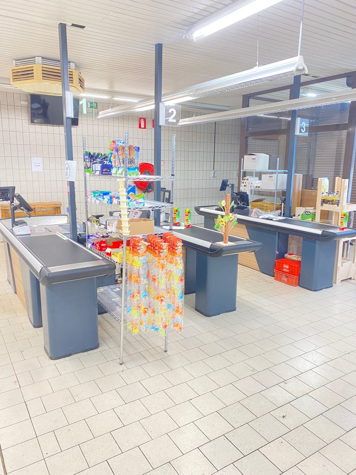 Complete winkelinrichting – kassa’s, winkelwagens en rekken, Ophalen