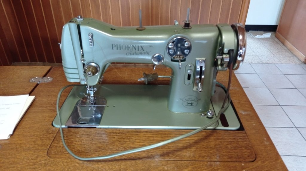 Vintage naaimachine in houten kast, Antiek en Kunst, Ophalen