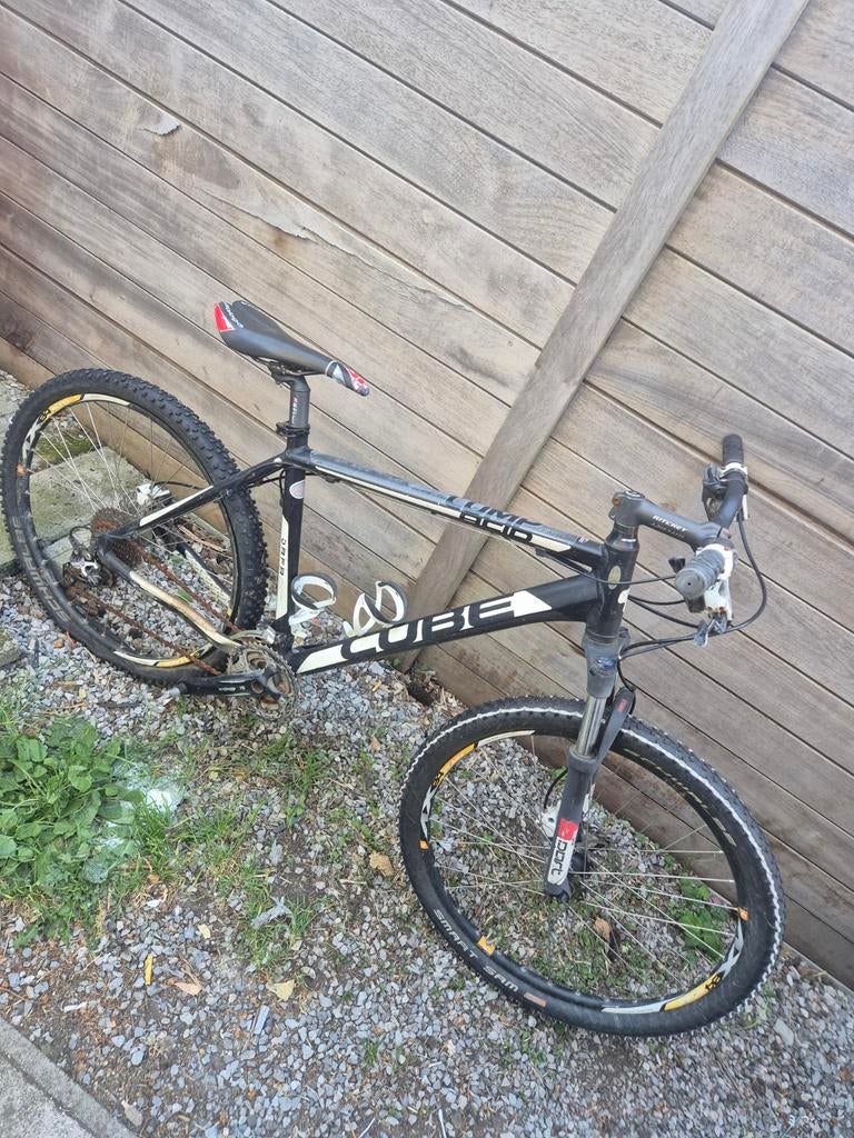 Mtb Cube met werk aan. Platte achterband, Ophalen