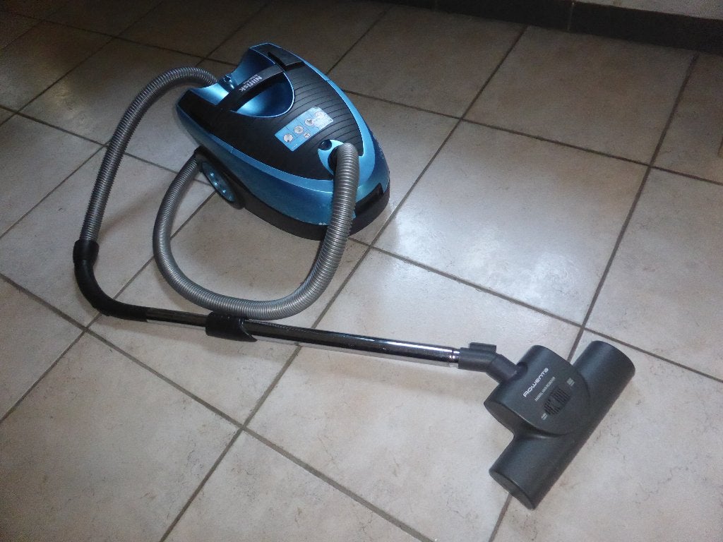 stofzuiger nilfisk action plus in goede werking 2000watt, Electroménager, Aspirateurs, Utilisé, Sac à poussière, Aspirateur traîneau
