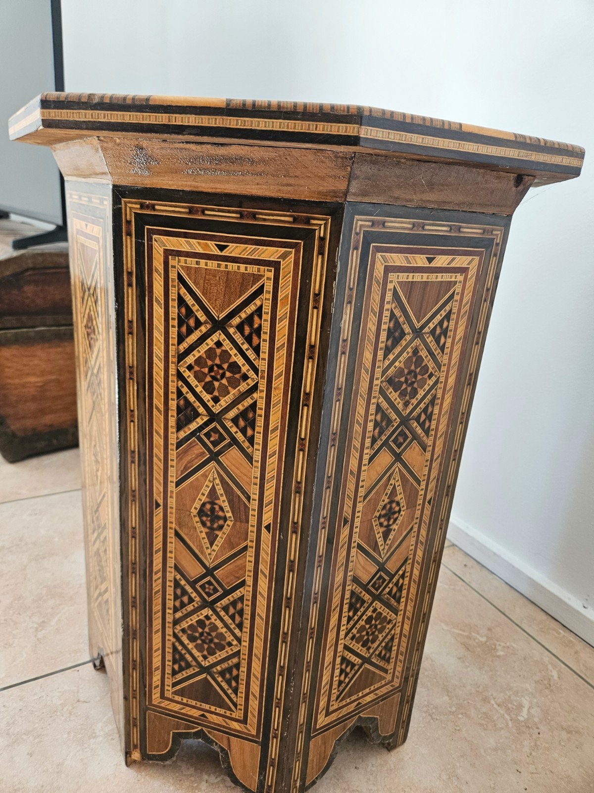 Table d'appoint octogonale syrienne, Enlèvement