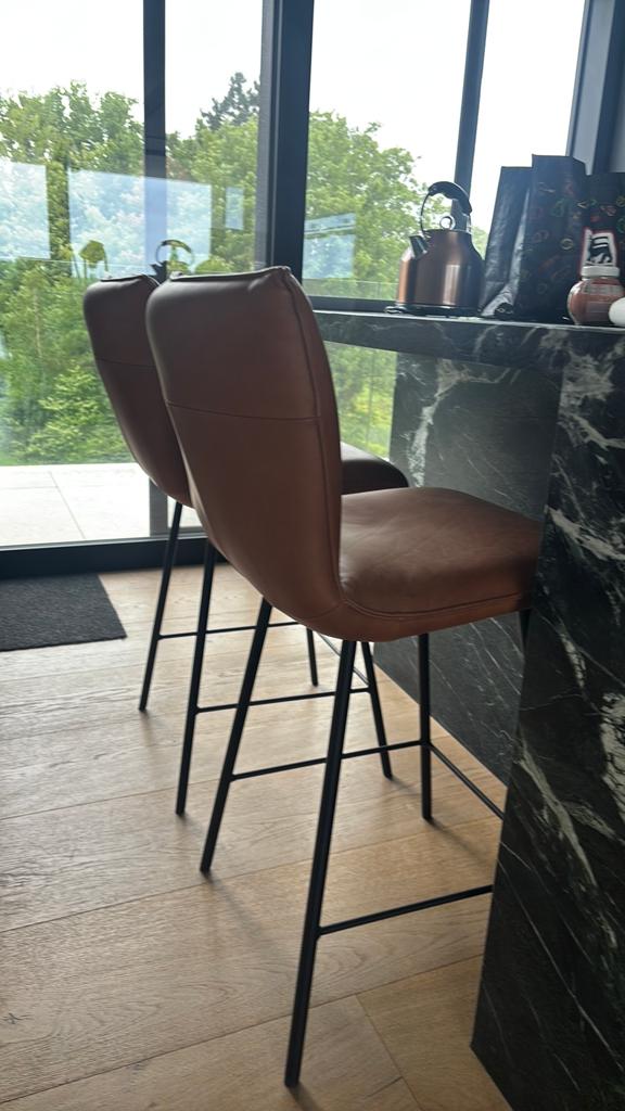 2 lederen barstoelen cognac charrell, Ophalen, Zo goed als nieuw