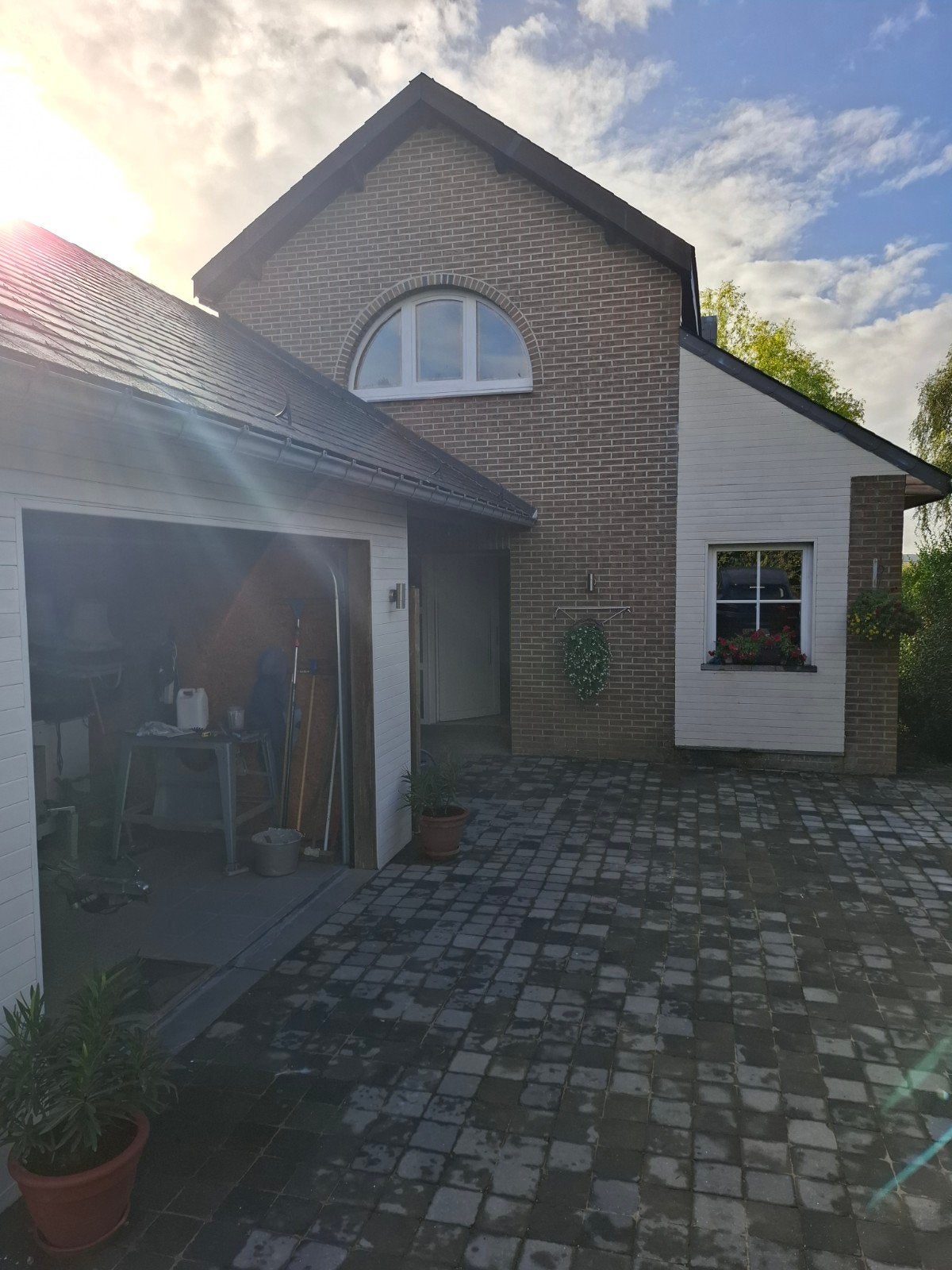 maison de 4 chambres avec garage et jardin, Enlèvement ou Envoi, Comme neuf, Autres matériaux, Autres types