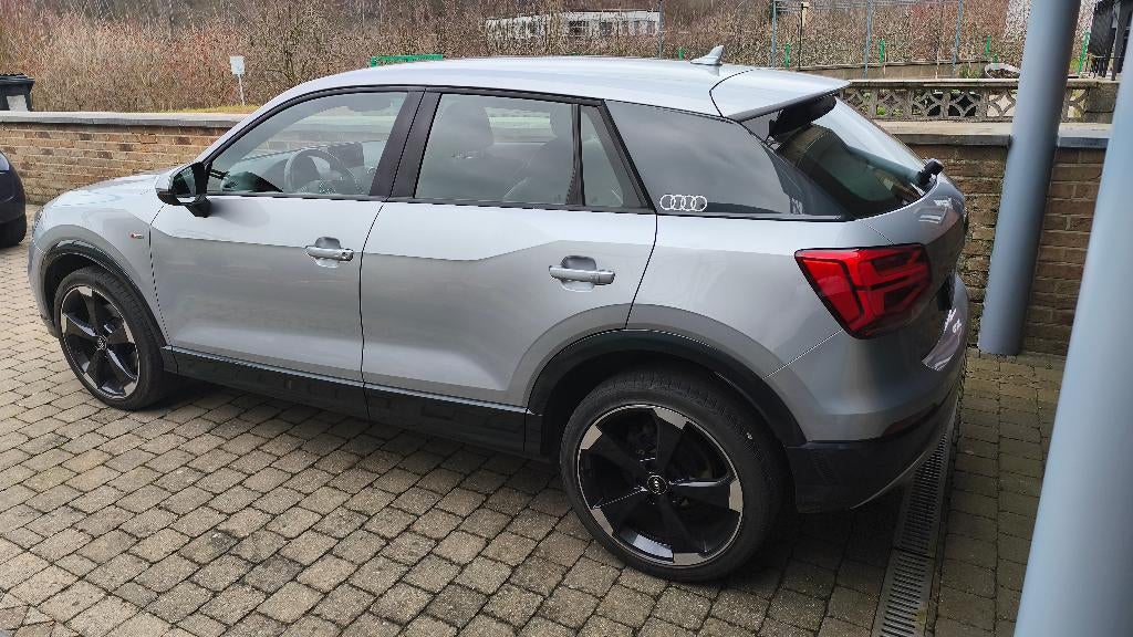 AUDI Q2-Sline 1.6 TDI 85 KW, Argent ou Gris, Boîte manuelle, Entretenue par le concessionnaire, Noir