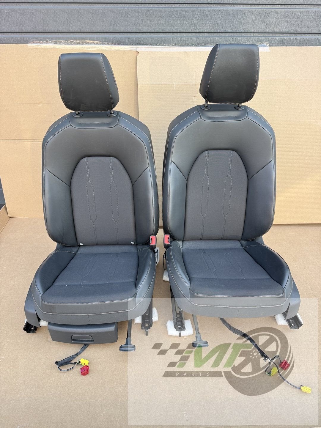 Cupra Formentor Leon voorstoelen Links en Rechts, Enlèvement ou Envoi, - customercare@seat.es, - Autovía A-2, Km 585 08760 Martorell  Espana