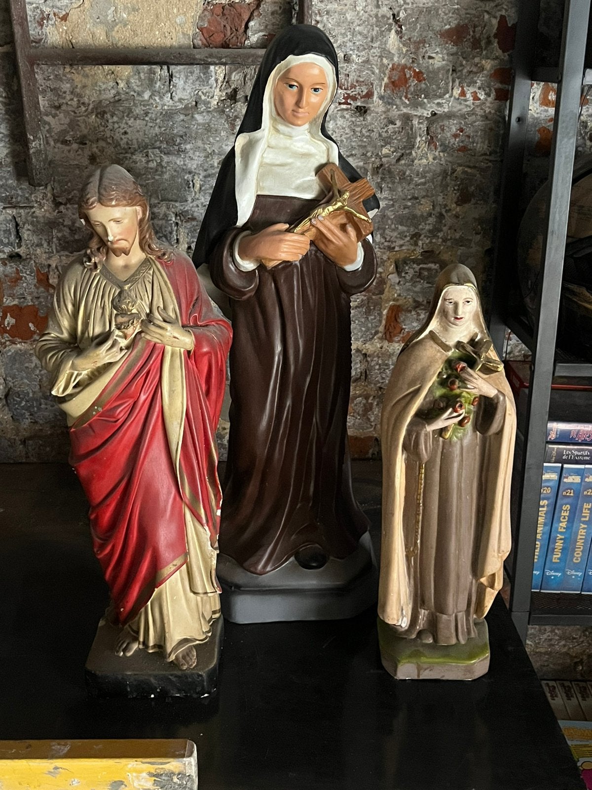 trois statues religieuses catholiques, probablement, Enlèvement