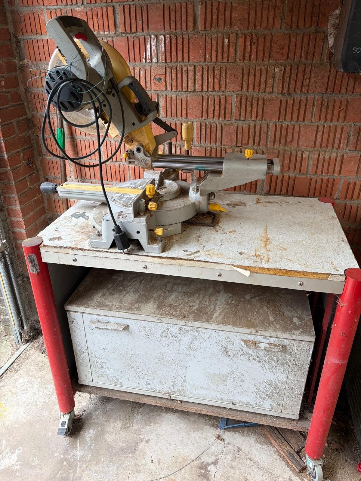Afkortzaag op werktafel met wieltjes, Doe-het-zelf en Bouw, Gereedschap | Zaagmachines, Ophalen, Afkortzaag