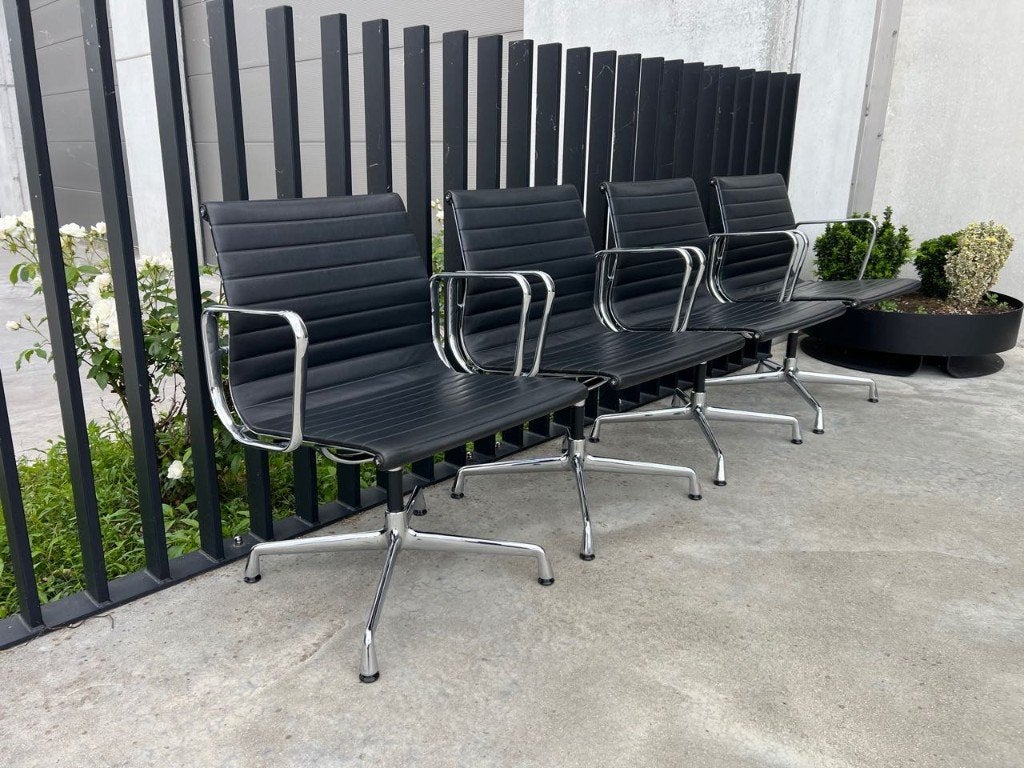 Chaise en cuir Vitra Eames EA108, 4x, Maison & Meubles, Chaises de bureau, Envoi, Comme neuf, Noir, Chaise de bureau