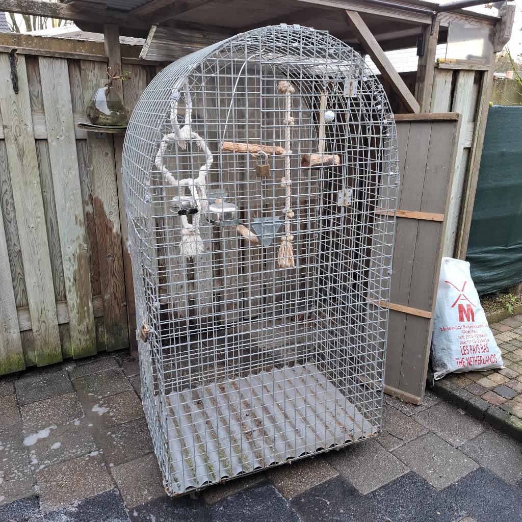 Ara kooi voor buiten zie foto's, Dieren en Toebehoren, Vogels | Hokken en Kooien, Ophalen, Gebruikt, Metaal, Vogelkooi