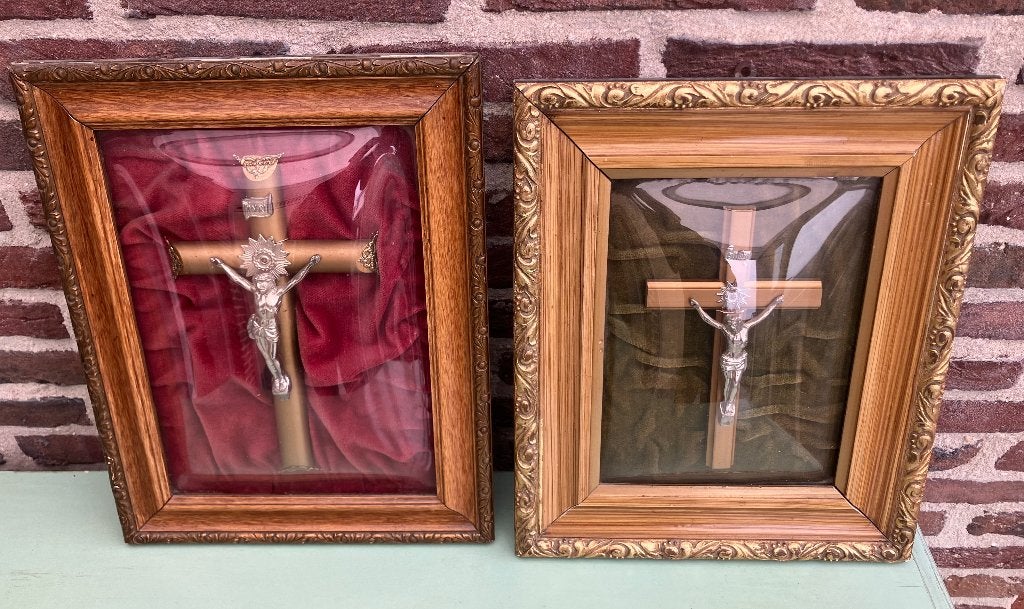 2 antieke grote kruisbeelden achter bol glas, Ophalen