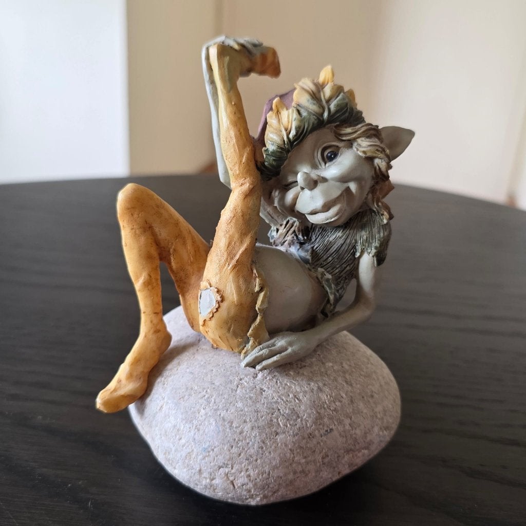 Petit troll fantastique original sur pierre, Collections, Jouets miniatures, Comme neuf, Enlèvement