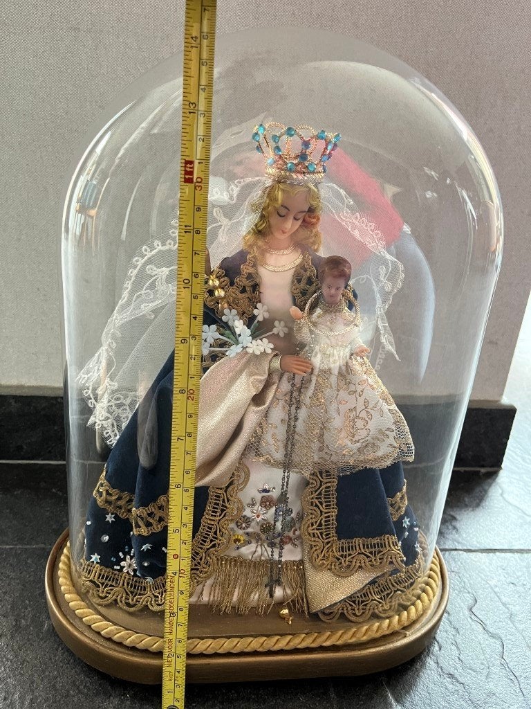 Mary avec bébé sous une cloche, Enlèvement