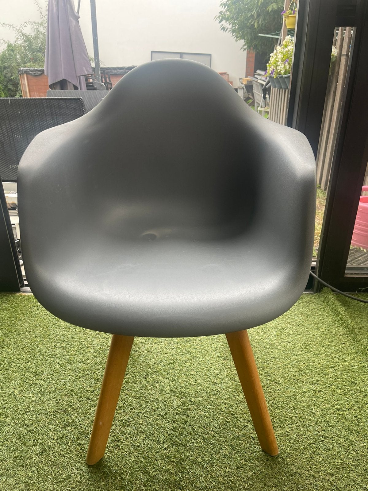 4 kunststof eetkamerstoelen met houten poten te koop, Huis en Inrichting, Ophalen, Gebruikt, Kunststof, Vier